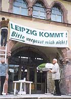09. 09. 2001 -  Anbringung des Spruchbandes  "Leipzig kommt! Bitte vergesst mich nicht!"